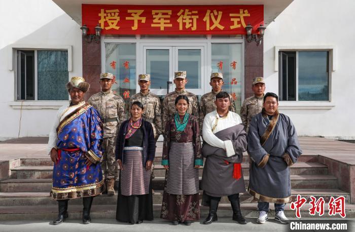 圖為列兵代表與親人合影留念?！詵| 攝
