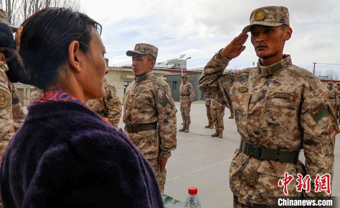 圖為列兵扎西加央向母親敬禮?！詵| 攝