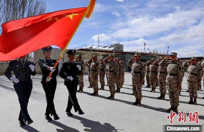 圖為授銜現(xiàn)場迎軍旗?！詵| 攝