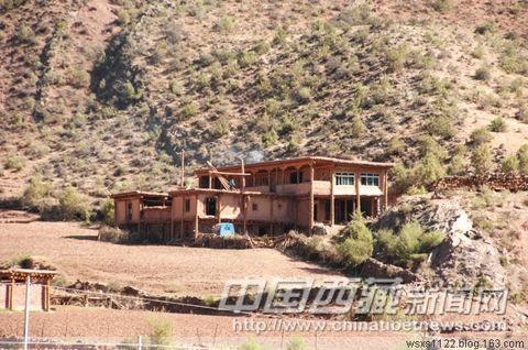 典型的柱梁承重型建筑，立柱直通二層大梁。