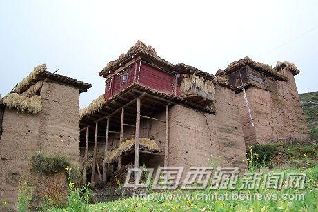 三巖帕錯(cuò)民居，可見其墻柱混合承重的結(jié)構(gòu)。