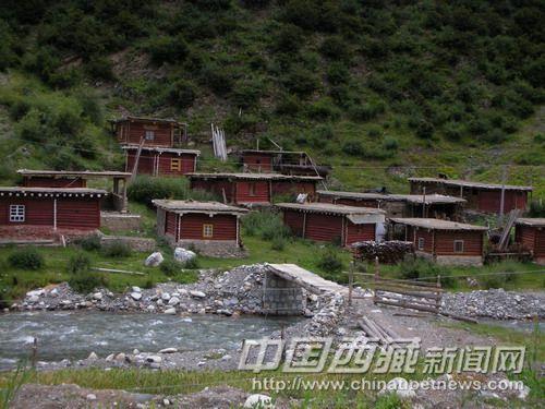 墻體承重的木楞房，密封性好且抗震性極好，但造價(jià)較高。