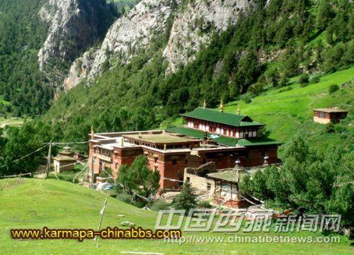 噶瑪寺是昌都現(xiàn)存最古老的寺廟之一，也是噶舉派的主寺，地位很高。