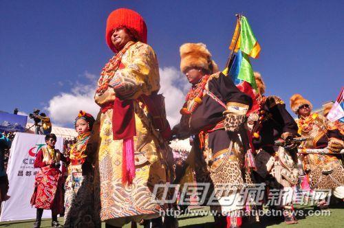 個(gè)性張揚(yáng)、堅(jiān)韌強(qiáng)悍、敢愛敢恨是康巴人鮮明的性格特征