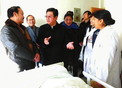 張延清看望慰問(wèn)元旦期間堅(jiān)守在崗位上的工作人員。旺久 攝