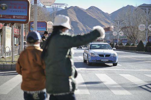 市民招手攔出租車。記者 王茂松 攝