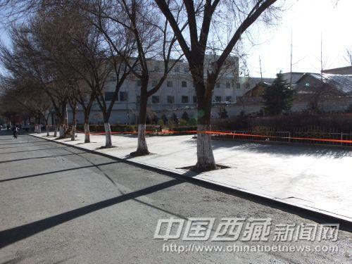 2月10日下午，記者在娘熱路水果蔬菜批發(fā)市場(chǎng)對(duì)面拍攝到的情景。