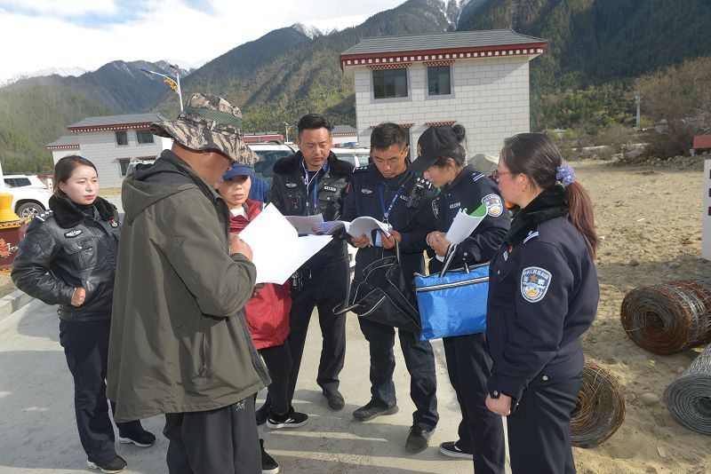 圖為：林芝巴宜區(qū)公安局黨委班子古都、唐瓊?cè)A同志前往易地扶貧搬遷點(diǎn)開展相關(guān)工作.jpg