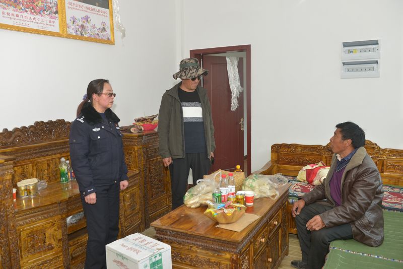 圖為：林芝巴宜區(qū)公安局黨委班子古都、唐瓊?cè)A同志前往易地扶貧搬遷點(diǎn)住戶家開展相關(guān)工作1.jpg