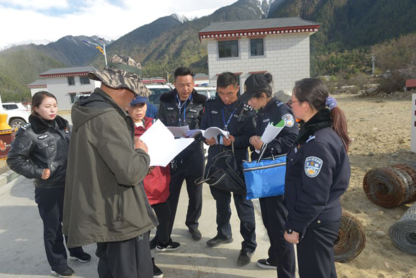 圖為：林芝巴宜區(qū)公安局黨委班子古都、唐瓊華同志前往易地扶貧搬遷點開展相關工作.jpg