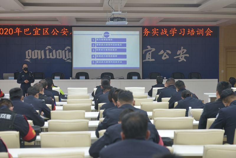 圖為：自治區(qū)級警務實戰(zhàn)教官馬蕊同志授課現場.jpg