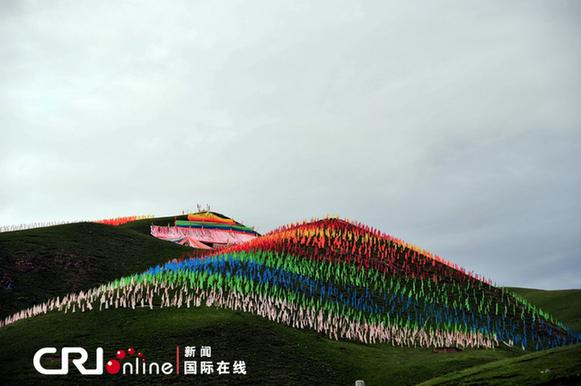 高原上的五彩經(jīng)幡，遠(yuǎn)遠(yuǎn)看去仿佛天上的彩虹落在人間 特約攝影師：李滬