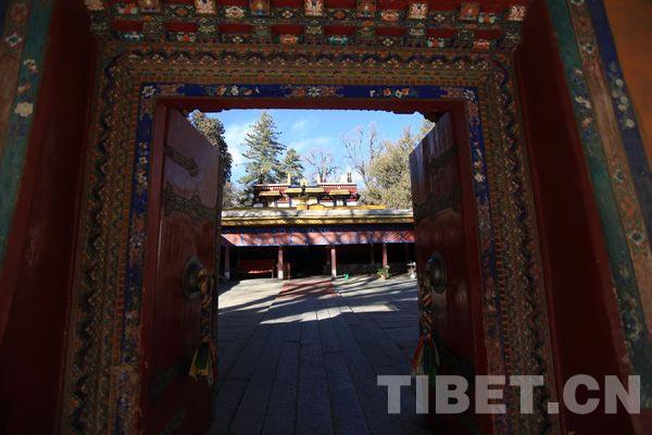 格桑頗章，是羅布林卡最早的宮殿之一。是七世達(dá)賴?yán)镉诠?755年興建。
