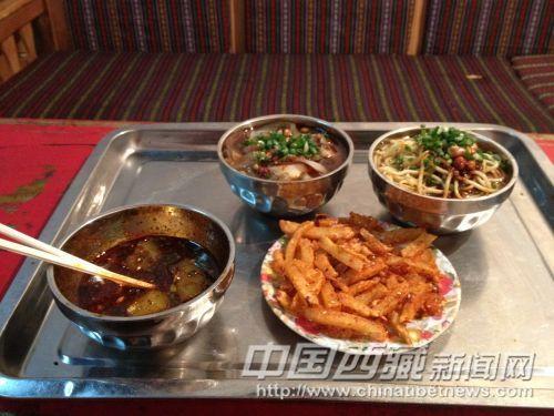 拉薩的小吃：涼粉、涼面、炸土豆  彭月圓 手機拍攝