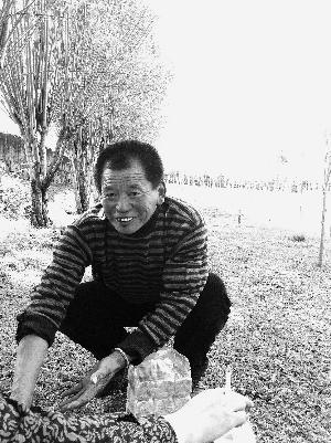 察古光明林卡的經(jīng)營者次仁頓珠今年56歲，是一個(gè)非常熱情的人。