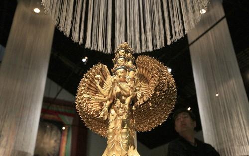 7月11日，在日本北海道近代美術(shù)館舉行的“圣地西藏珍寶展”上，觀眾觀看國(guó)家一級(jí)文物——十一面千手千眼觀音菩薩像。當(dāng)天，介紹西藏文化藝術(shù)的“圣地西藏珍寶展”在北海道首府札幌開幕。展覽展出了中國(guó)西藏自治區(qū)博物館和布達(dá)拉宮等地珍藏的123件珍貴文物，其中包括36件國(guó)家一級(jí)文物。札幌的展出將持續(xù)到8月23日，之后還將在東京、大阪和仙臺(tái)進(jìn)行巡回展出。 新華社記者任正來(lái)攝