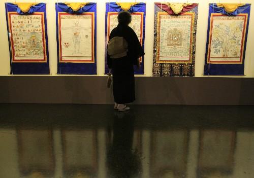 7月11日，觀眾在日本北海道近代美術(shù)館舉行的“圣地西藏珍寶展”上觀看關(guān)于醫(yī)學(xué)的唐卡。當(dāng)天，介紹西藏文化藝術(shù)的“圣地西藏珍寶展”在北海道首府札幌開幕。展覽展出了中國(guó)西藏自治區(qū)博物館和布達(dá)拉宮等地珍藏的123件珍貴文物，其中包括36件國(guó)家一級(jí)文物。札幌的展出將持續(xù)到8月23日，之后還將在東京、大阪和仙臺(tái)進(jìn)行巡回展出。 新華社記者任正來(lái)攝