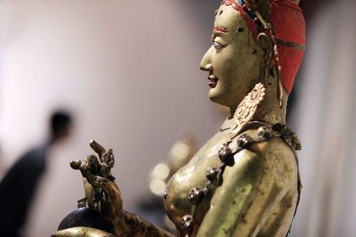 7月11日，觀眾在日本北海道近代美術(shù)館舉行的“圣地西藏珍寶展”上觀看佛像。當(dāng)天，介紹西藏文化藝術(shù)的“圣地西藏珍寶展”在北海道首府札幌開幕。展覽展出了中國(guó)西藏自治區(qū)博物館和布達(dá)拉宮等地珍藏的123件珍貴文物，其中包括36件國(guó)家一級(jí)文物。札幌的展出將持續(xù)到8月23日，之后還將在東京、大阪和仙臺(tái)進(jìn)行巡回展出。 新華社記者任正來(lái)攝