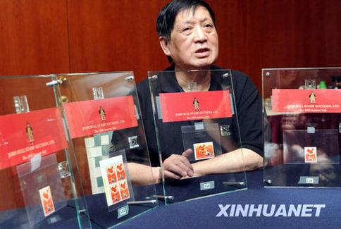 11月1日，“全國山河一片紅”郵票設(shè)計師萬維生在媒體見面會上介紹郵票。
