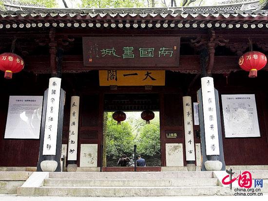 天一閣是中國現(xiàn)存最早的私家藏書樓，據(jù)記載也是麻將的創(chuàng)始人清朝時的“甬上聞人”陳魚門，甬是寧波的簡稱，所以這位陳氏先祖是寧波人。陳氏支祠就是陳家的祠堂，所以才將麻將起源陳列館建在這里。