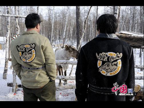 鄂溫克人喜歡鹿，就連衣服背后的圖案都是可愛的馴鹿。天高攝影