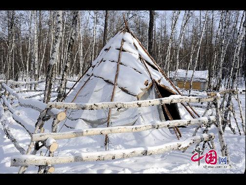 曾經(jīng)鄂溫克人居住的“撮羅子”，在冬天被當(dāng)做了倉房。天高攝影