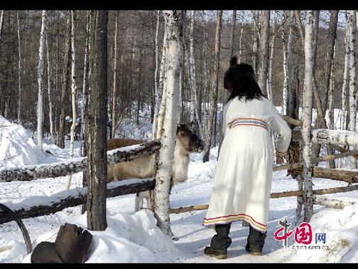 每次出入都要用木頭把門插上，防止馴鹿進(jìn)到院子里。天高攝影