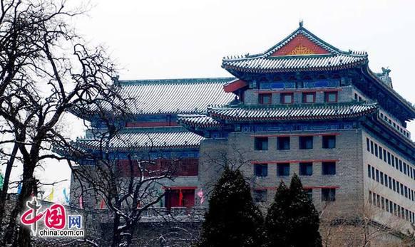 2011年2月10日的這場雪，是北京近60年來當年冬季最“晚來”的雪，大家對這場雪期盼已久。 圖為北京美麗雪景之老城墻 (YIPIN攝影報道）