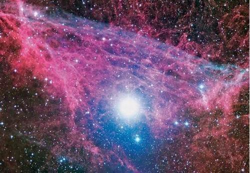 恒星爆炸形成超新星，產(chǎn)生難以置信的明亮光線，恒星殘留物與它軌道上的氣體和灰塵碰撞將釋放出光形式能量。這些炙熱氣體就是著名的超新星殘留物。這是船帆星座內(nèi)超新星，這個(gè)超新星爆炸時(shí)直徑膨脹至55光年。船帆星座內(nèi)超密集灰塵云中有一個(gè)“船帆脈沖星”，每秒旋轉(zhuǎn)11次。