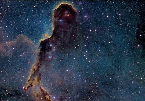 如圖所示，這是IC 1396星云，它是最大的可觀測星云之一，其直徑是太陽直徑的2500倍。該星云的灰塵和氣體云是由周邊恒星輻射物質(zhì)形成的。據(jù)悉，IC 1396星云位于仙王星座，仙王星座是天文學(xué)家最早觀測記錄的星座之一。