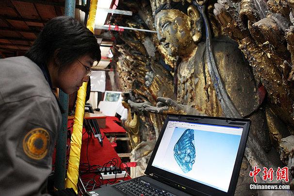 工作人員通過三維激光掃描，將造像表面金箔微觀變化錄入電腦，為跟蹤和對比修復效果提供重要的科學依據。