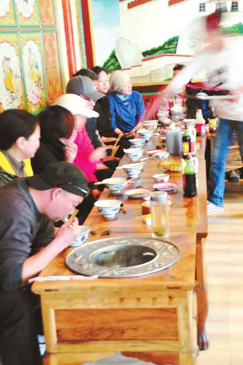我們進入面館的時候，里面熱鬧非凡。