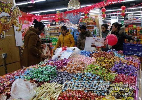 圖為2月16日，市民在樂天超市購買糖果。 李瑞偉 攝