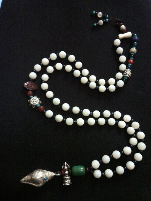 兩端均可作為吊墜，可為手環(huán)，可為項(xiàng)鏈。價(jià)格：￥1200