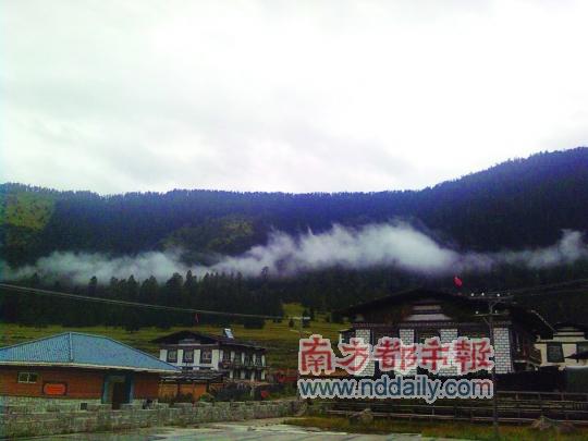 清晨，扎西崗村白云飄蕩