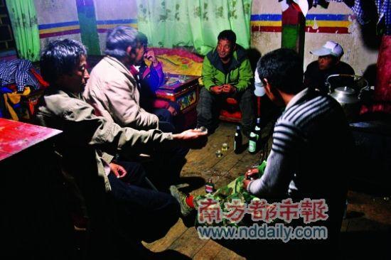 在次仁家的火爐邊烤火，喝拉薩啤酒和紅星二鍋頭，愜意非常。