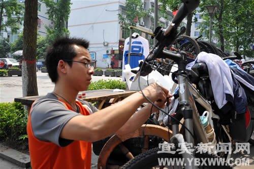 倡導低碳生活12名宜賓人騎車到西藏