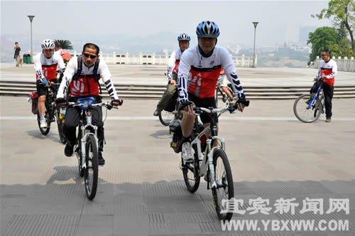 倡導低碳生活12名宜賓人騎車到西藏