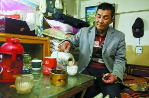  在八一農(nóng)場的傳達室，達娃品著甜茶，享受午后靜謐的時光。