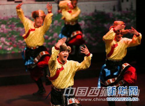 10月25日晚，在德國慕尼黑，中國西藏自治區(qū)山南地區(qū)藝術(shù)團演員表演藏民族舞蹈。