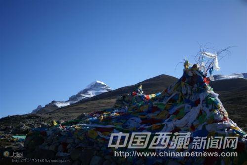 潔白的岡仁波齊與彩色的經(jīng)幡相互輝映。 彭月圓 攝