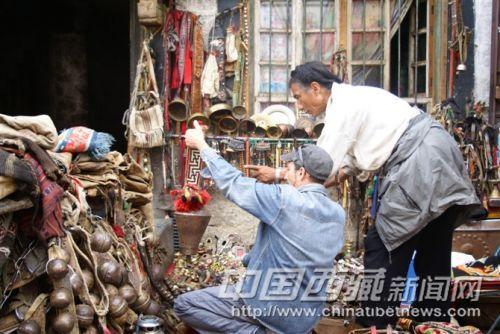 八廓街上有各種紀念品和民族生活用品。彭月圓 攝