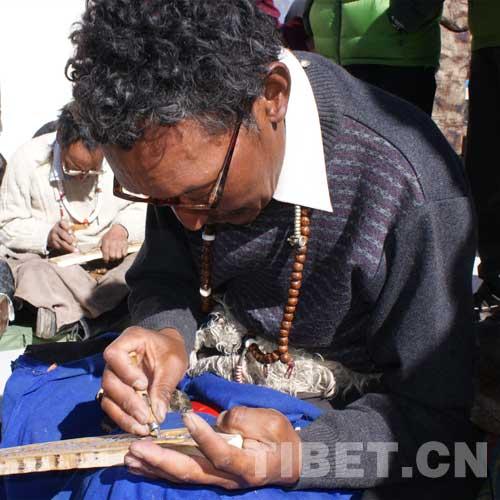 雕刻傳承人色曲正在參加比賽。攝影：劉潔