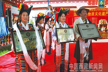 2009年6月23日，在授牌儀式上，拉薩城關區(qū)娘熱鄉(xiāng)民間藝術團的姑娘小伙子們再次跳起“拉薩朗瑪”。