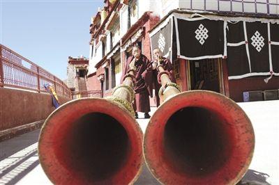  1、直孔噶舉派宗教音樂傳承人倫白（左）與僧人貢覺旺杰切磋長號吹奏技藝。 西藏日報記者 楊正林 攝
