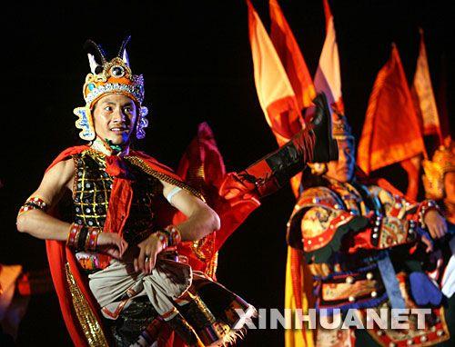 2007年7月26日，在英國首都倫敦，中國西藏色達(dá)格薩爾王藏劇團(tuán)的演員表演藏劇《格薩爾王》。該劇把藏族民歌、舞蹈、圣歌、游戲等傳統(tǒng)藝術(shù)形式與時尚元素融為一體，向觀眾展示了藏族史詩《格薩爾王傳》的不朽傳奇和藏戲的獨特魅力。 新華社記者 謝秀棟 攝