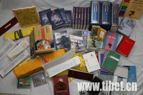 格薩爾研究相關(guān)的文本資料。任春生攝，諾布旺丹供圖。