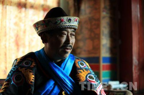 1桑杰次仁，西藏自治區(qū)級(jí)非物質(zhì)文化遺產(chǎn)米納羌姆的代表性傳承人　攝影：姚浩然
