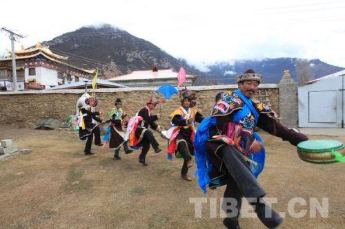 2012年12月21日，桑杰次仁（右前）帶領(lǐng)村民跳米納羌姆舞蹈　攝影：姚浩然