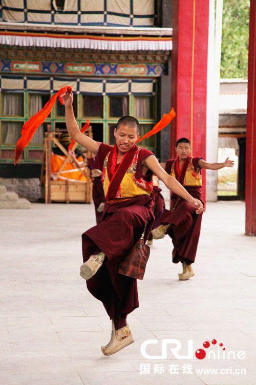 扎什倫布寺羌姆表演。